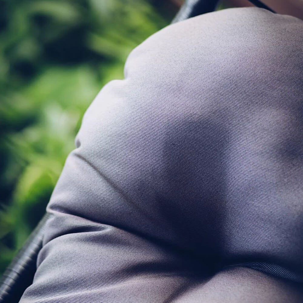 Riipputuoli telineellä 120 kg – polyrottinki, 6 cm tyynyt, musta/harmaa