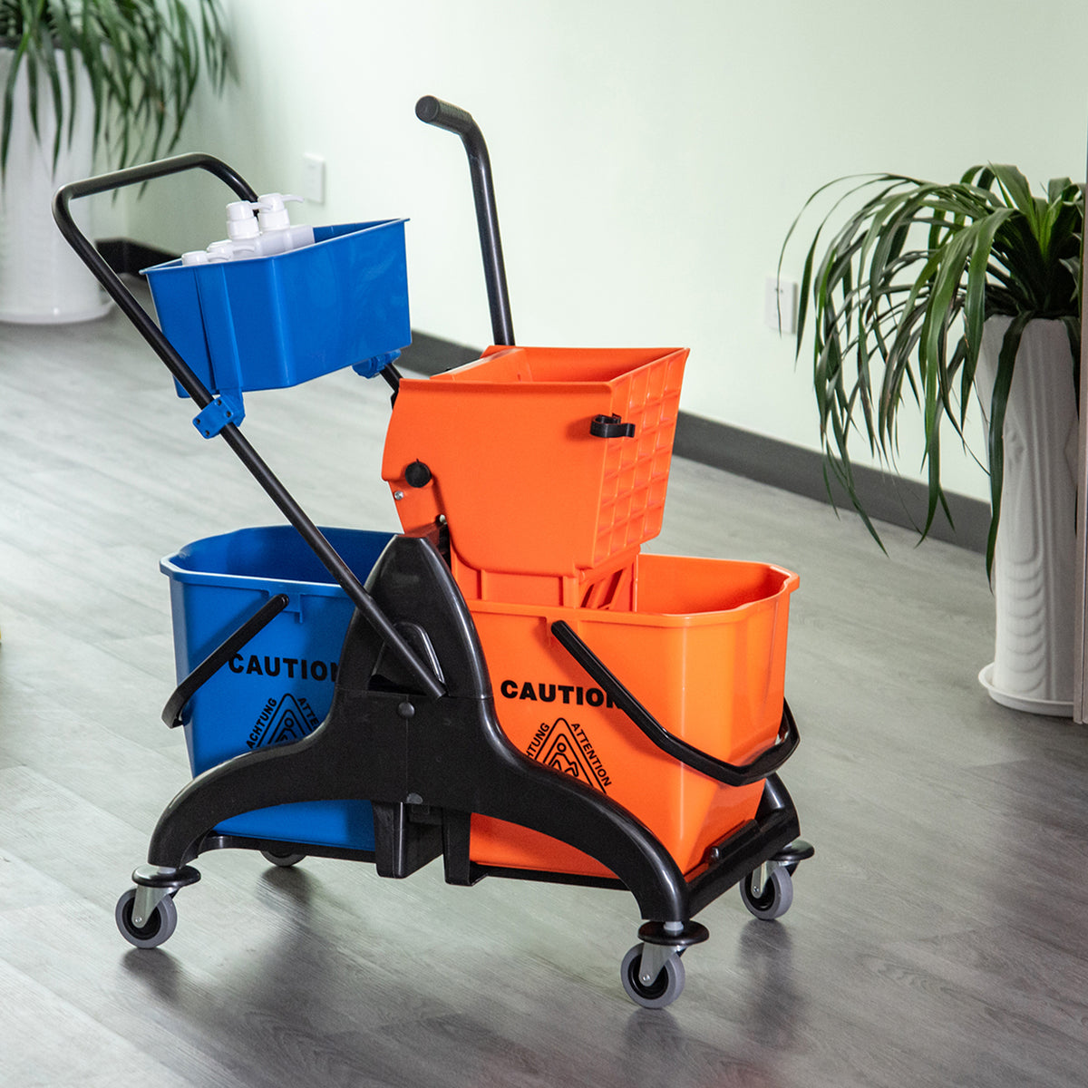Moppivaunu 26 l puristimella, erilliset ämpärit puhtaalle ja likaiselle vedelle, pyörät, oranssi